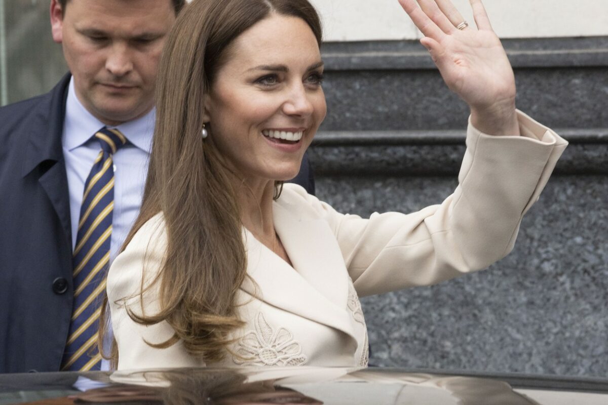 Kate Middleton, le face cu mâna fanilor, în timp ce coboară din mașină