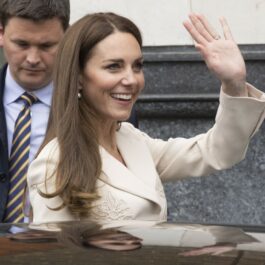Kate Middleton, le face cu mâna fanilor, în timp ce coboară din mașină