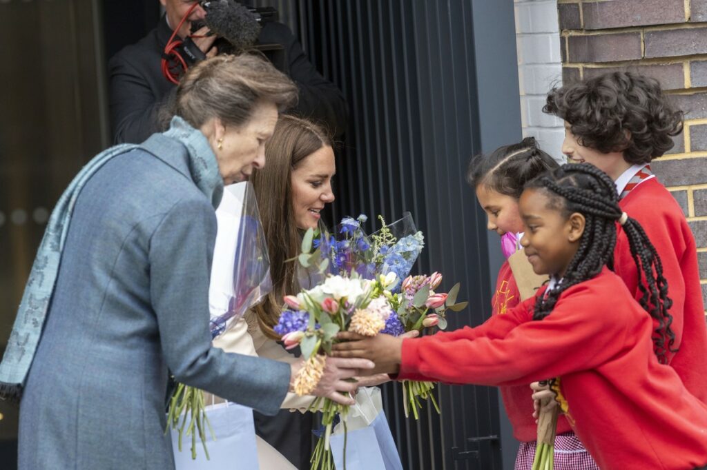 Kate Middleton și Prințesa Anne, primesc flori de la niște școlari
