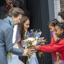 Kate Middleton și Prințesa Anne, primesc flori de la niște școlari