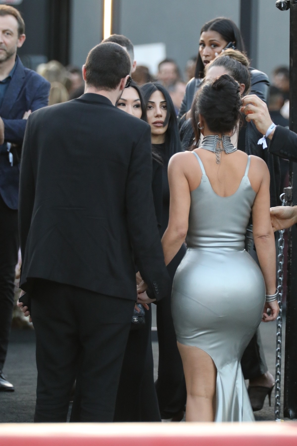 Kim Kardashian într-o rochie mulată, cu spatele, în timp ce îl ține de mână pe Pete Davidson