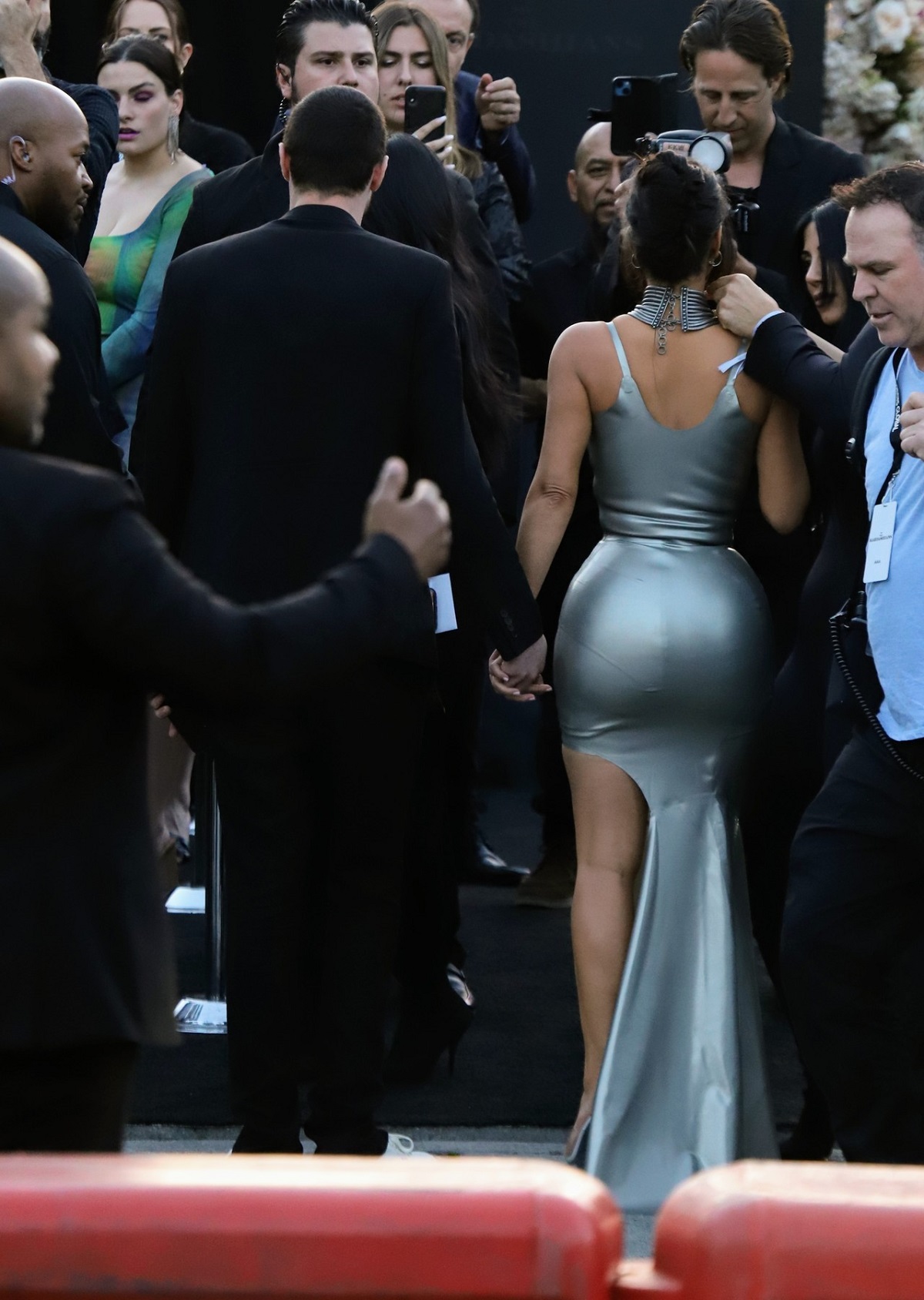 kim Kardashian și Pete Davidson, cu spatele, în timp ce pășesc pecovorul roșu