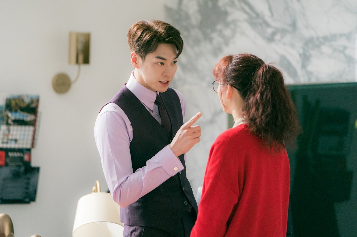 Kim Young Kwang în rolul lui Do Min Ik în timp ce își ceartă secretara