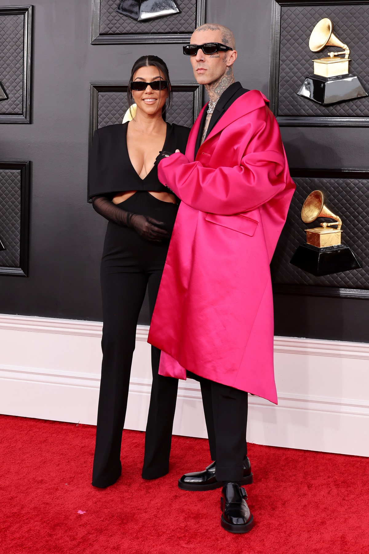 Kourtney Kardashian și Travis Barkerîn timp ce se țin în brațe la Premiile Grammy 2022