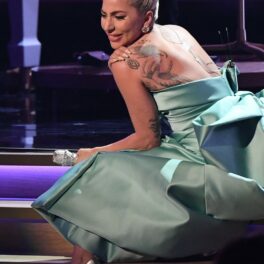 Gaga, într-o rochie verde, pe scena Premiilor Grammy, în timp ce susținea o reprezentație