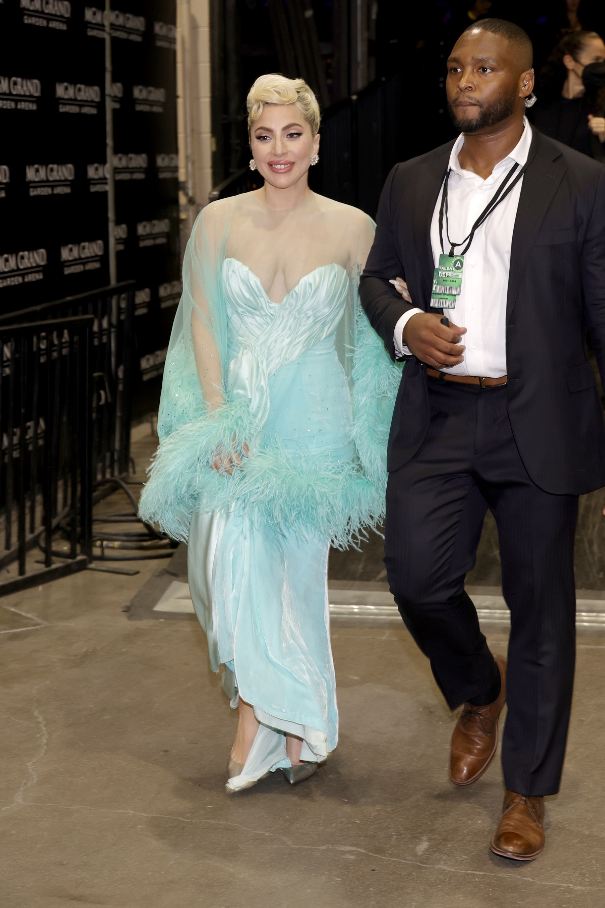 Lady Gaga a schimbat mai multe ținute printre care și o rochie albastră cu paiete la premiile grammy 2022