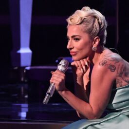 Lady Gaga, pe scena Premiilor Grammy, într-o rochie verde