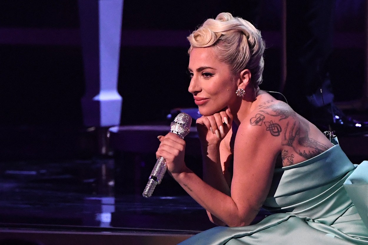 Lady Gaga, pe scena Premiilor Grammy, într-o rochie verde