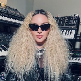 Madonna, în studioul de înregistrări, cu părul desfăcut și ochelari de soare