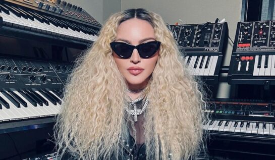 Madonna, în studioul de înregistrări, cu părul desfăcut și ochelari de soare