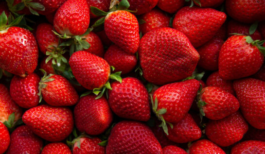 Fructe și legume cu cele mai multe pesticide. Ce alimente se află pe lista „Dirty Dozen” din 2022