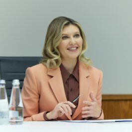 Olena Zelensky, într-un costum deschis la culoare, la un eveniment cu presă