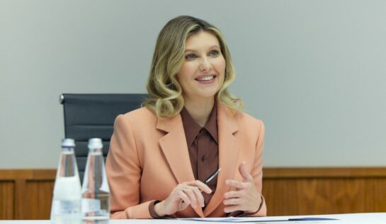 Olena Zelensky, într-un costum deschis la culoare, la un eveniment cu presă