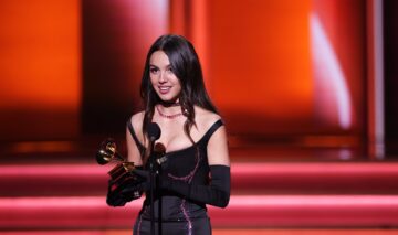 Olivia Rodrigo într-o rochie neagră pe scena Premiilor Grammy 2022