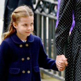 Prințesa Charlotte, de mână cu mama sa, la ceremonia de comemorare a Prințului Philip