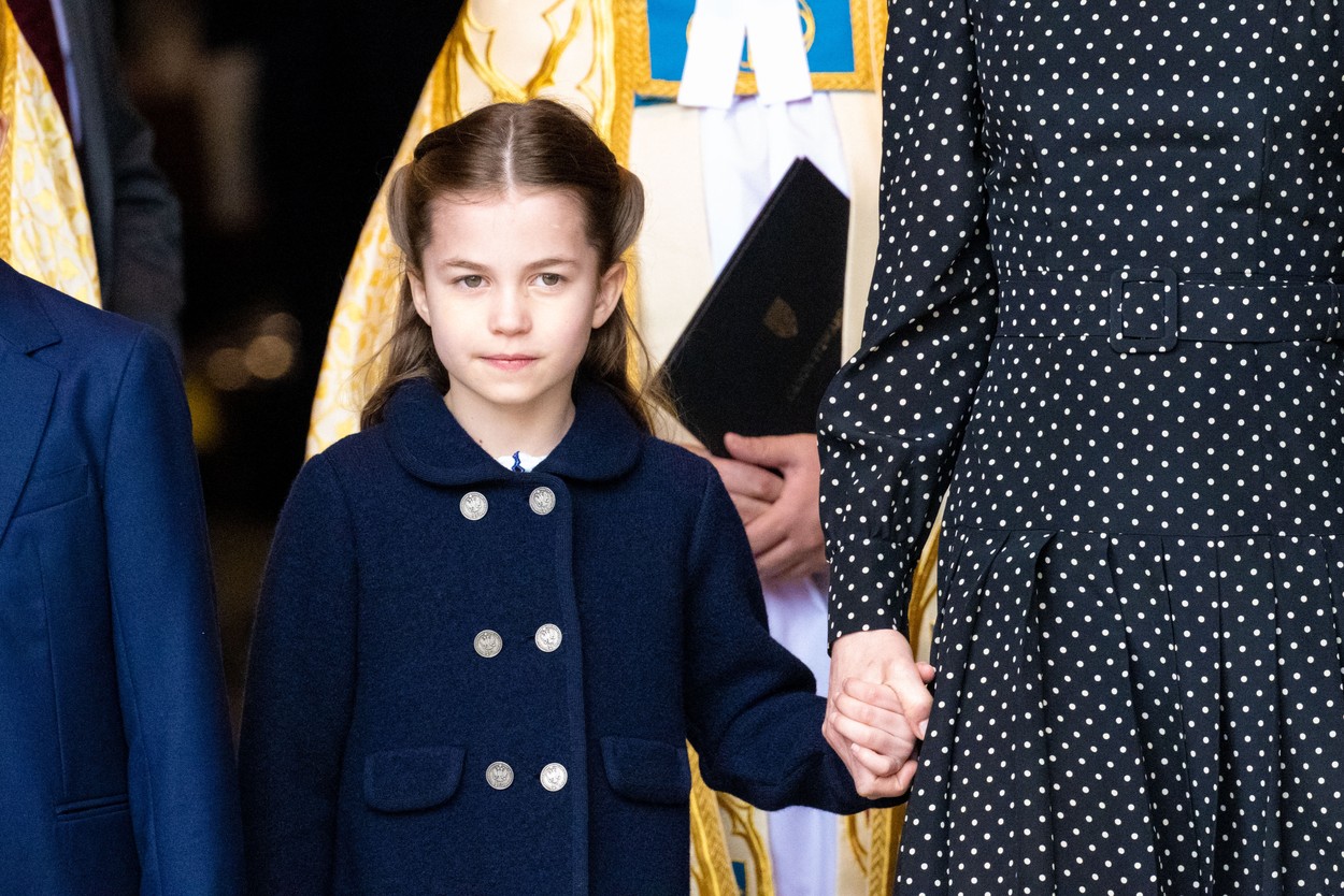 Prințesa Charlotte a stat numai de mâna mamei sale la ieșirea din Wesminster Abbey