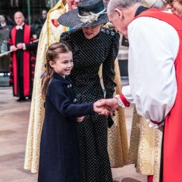Prințesa Charlotte este încurajată de mama sa să zâmbească în fața preoților