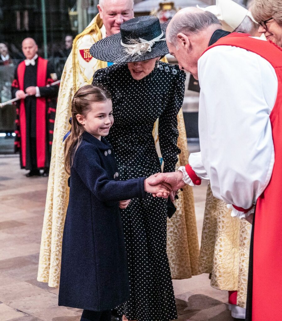 Prințesa Charlotte este încurajată de mama sa să zâmbească în fața preoților