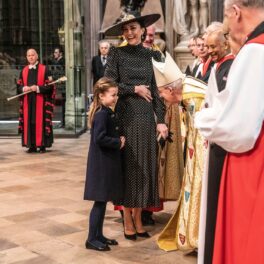 Prințesa Charlotte, în haine închise la culoare, la ceremonia de comemorare a Prințului Philip