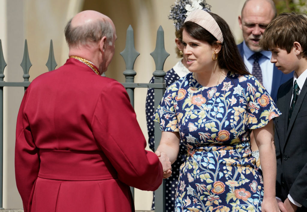Prințesa Eugenie, la slujba de Paște, în timp ce dă mâna cu preotul