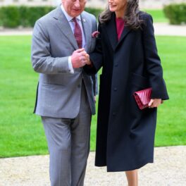Prințul Charles și Regina Letizia în timp ce se îndreaptă către o expoziție de artă