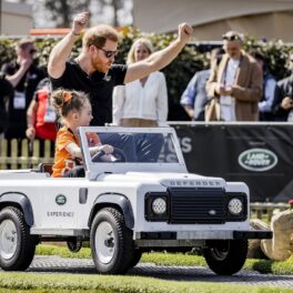 Prințul Harry într-o mașinută de copii în timpu Jocurilor Invictus