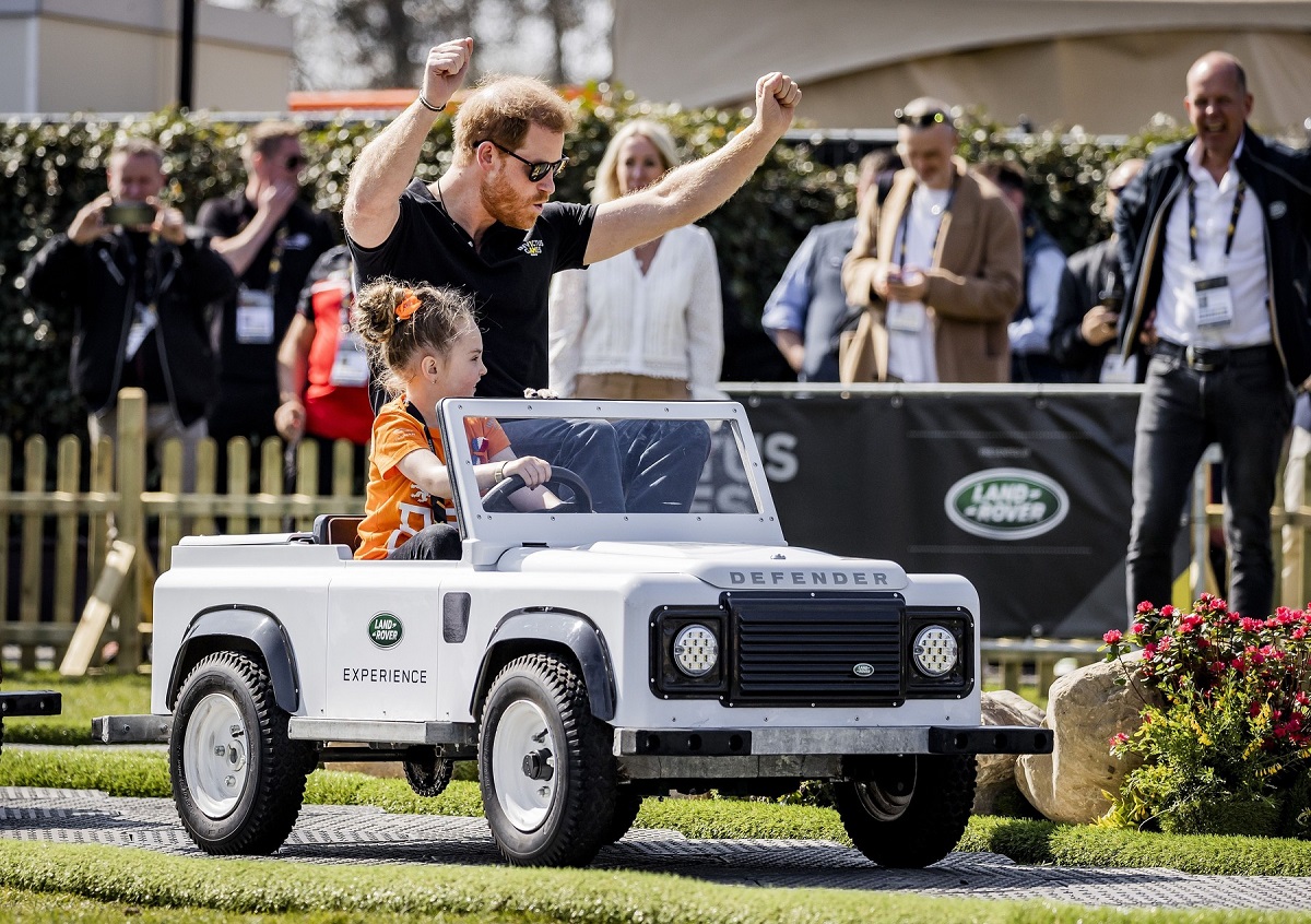 Prințul Harry într-o mașinută de copii în timpu Jocurilor Invictus