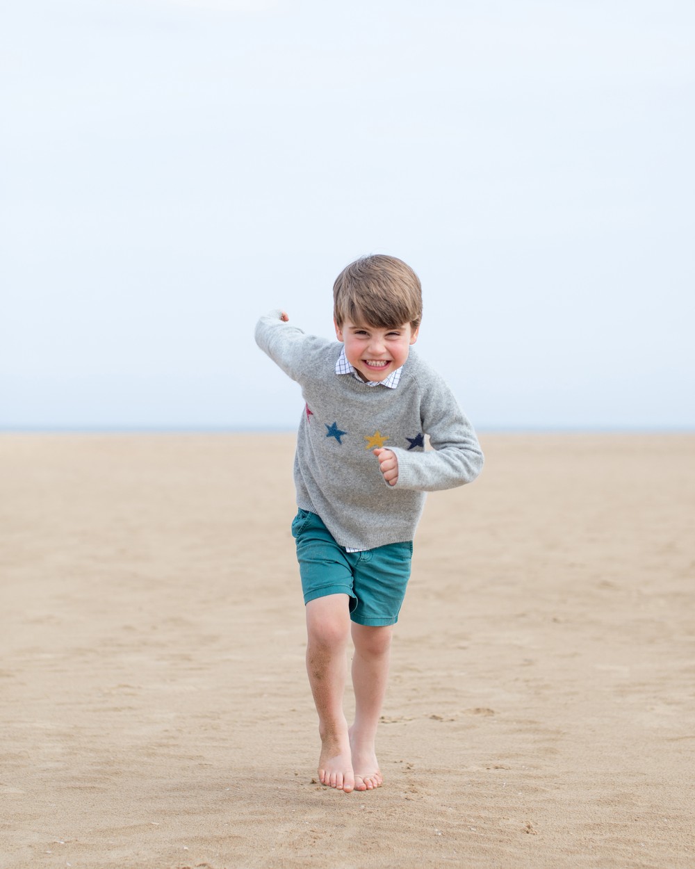 Prințul Louis, fuge prin nisip, la plajă