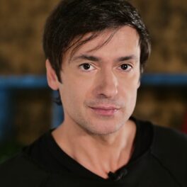 Portret l actorului Radu Vâlcan care pozează pentru interviul CaTine.ro