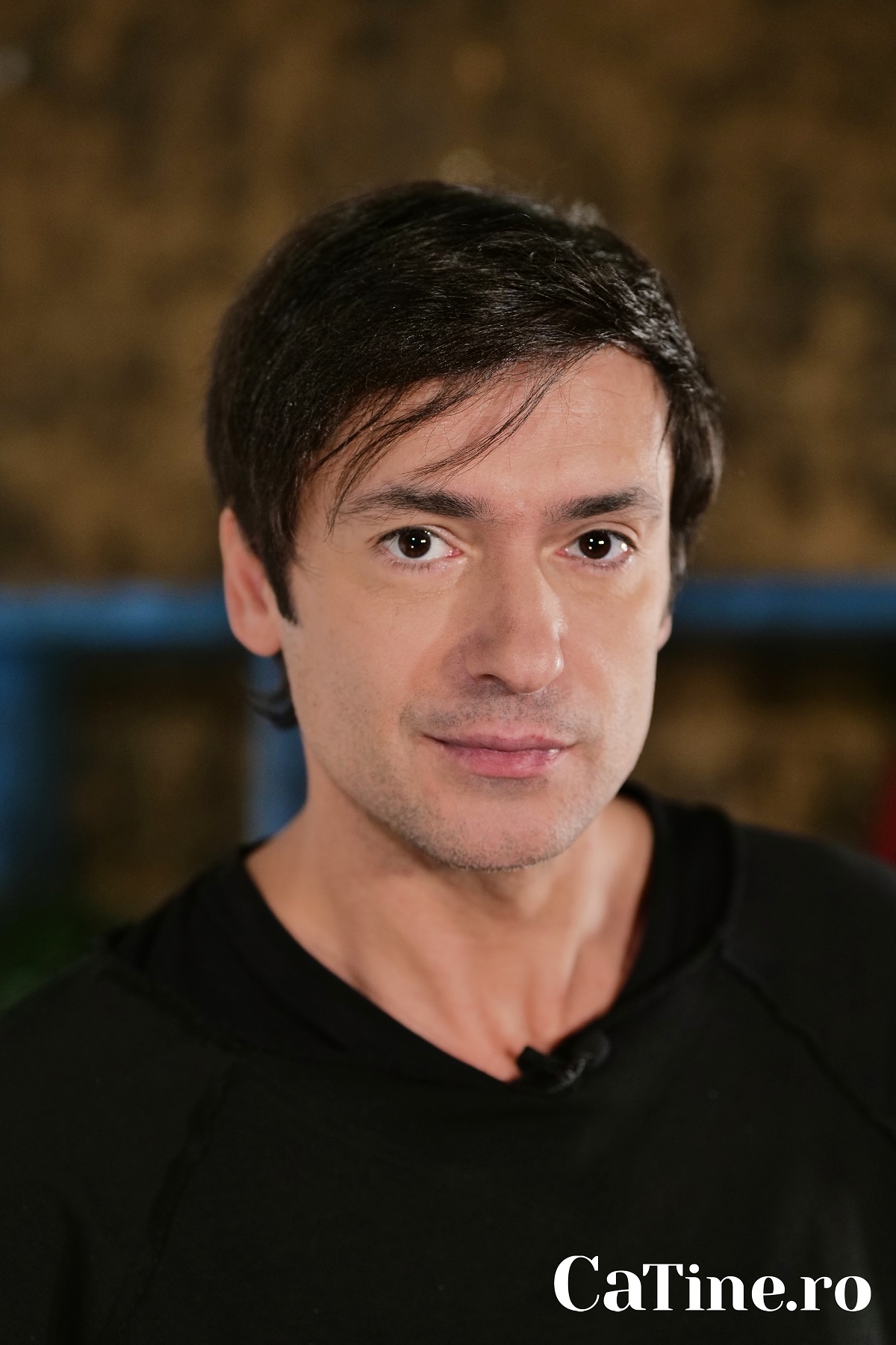 Portret l actorului Radu Vâlcan care pozează pentru interviul CaTine.ro