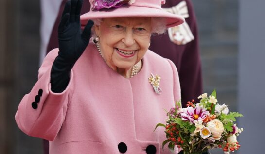Regina Elisabeta într-un costum roz, sărbătorește 96 de ani