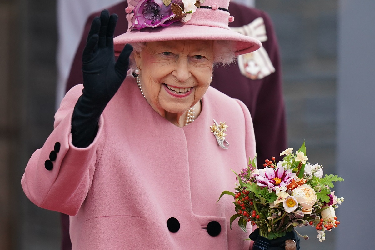Regina Elisabeta într-un costum roz, sărbătorește 96 de ani