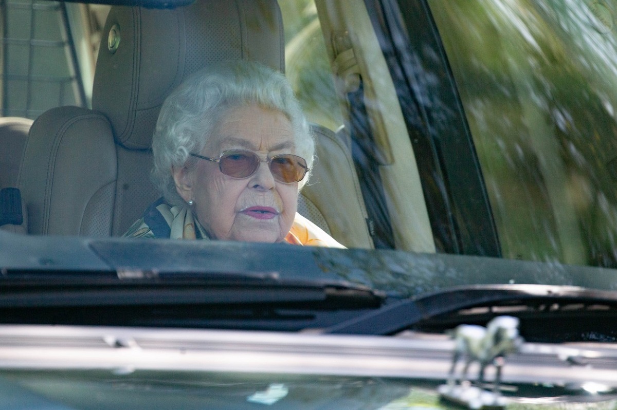 Regina Elisabeta în scaunul pasagerului în mașina sa personală