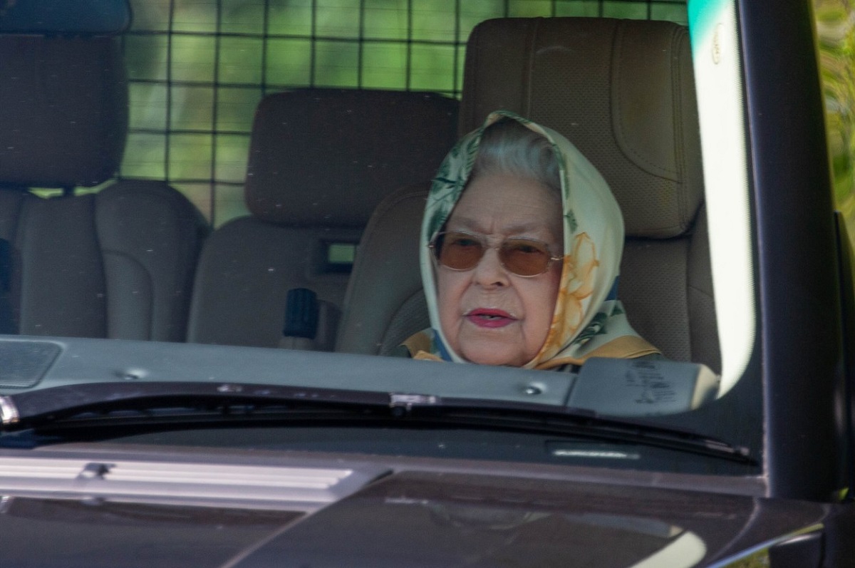 Regina Elisabeta în scaunul pasagerului în timpc e seaflă în mașina personală