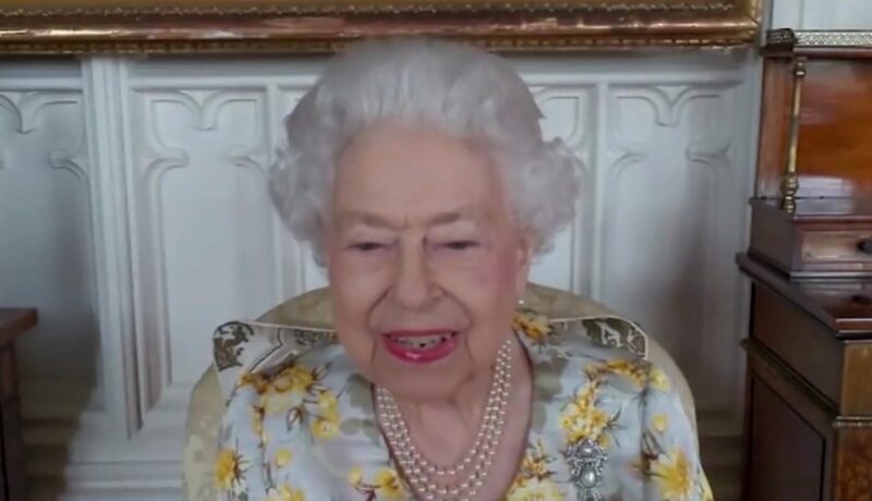 Regina Elisabeta, într-o rochie cu imprimeu floral, la un eveniment online