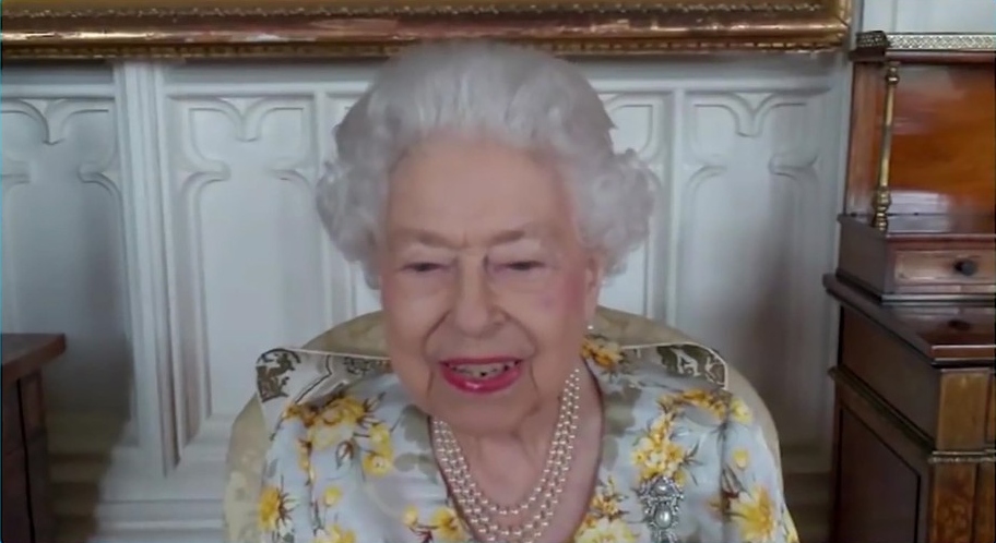 Regina Elisabeta, într-o rochie cu imprimeu floral, la un eveniment online