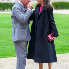 Prințul Charles în timp ce îi sărută mâna Reginei Letizia