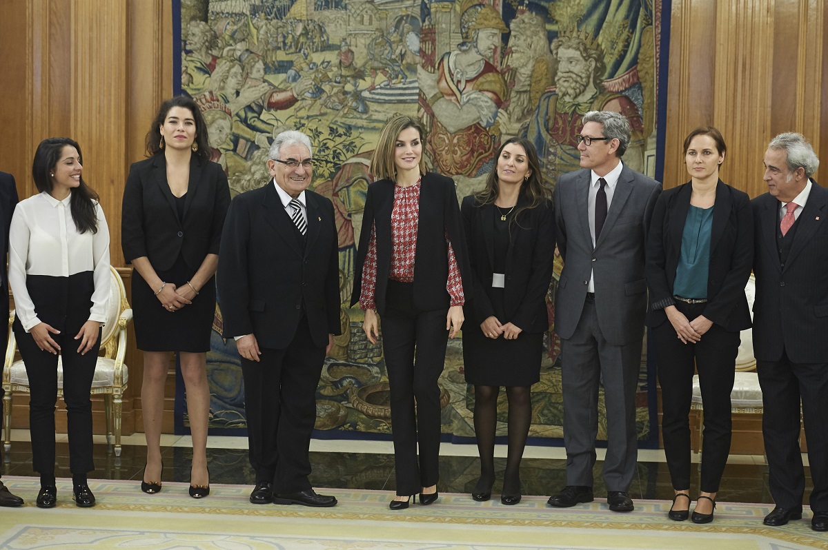 Regina Letizia alături de mai mulți oficiali care e află într-o vizită oficială la Palatul Zarzuela