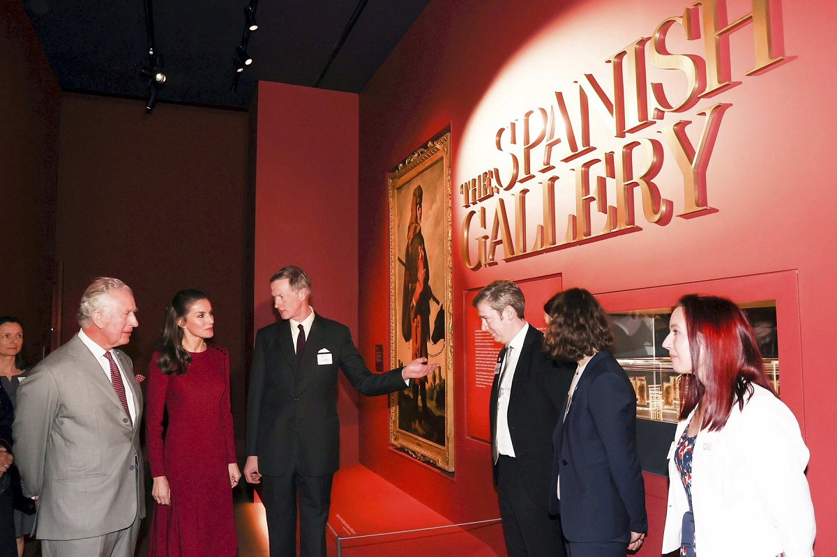 Prințul Charles alături de Regina Letizia și ochizilii expoziției de artă spaniolă de la castelul auckland