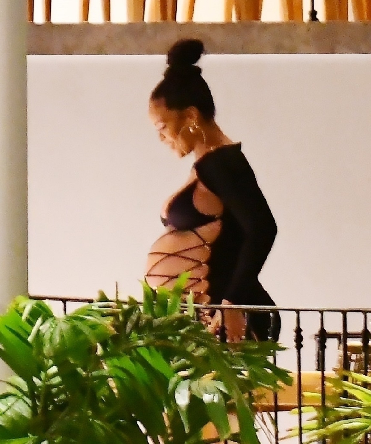 Rihanna, într-o rochie neagră mulată cu șnururi în timp ce se află în vacanță în barbados