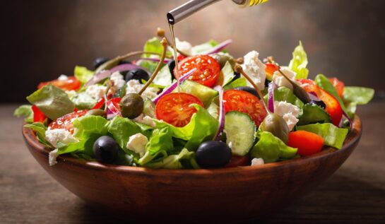 Salată grecească plină de savoare și culoare
