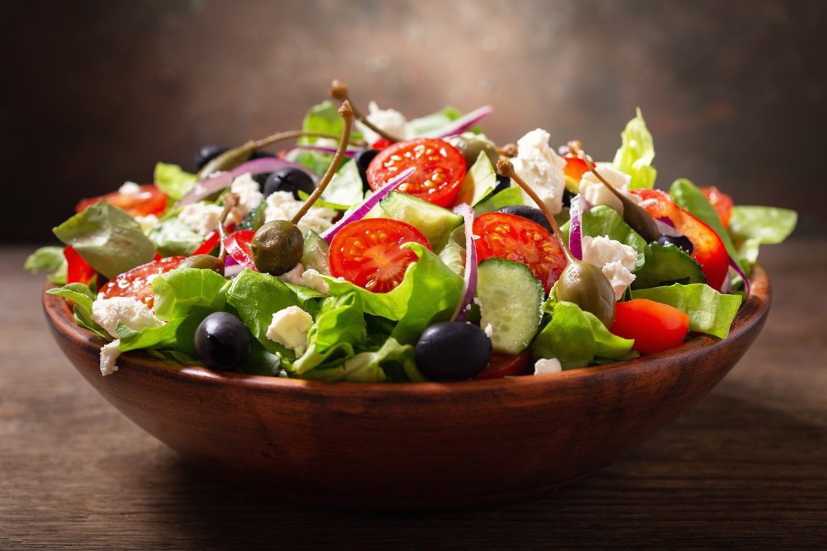 Salată grecească în bol maro