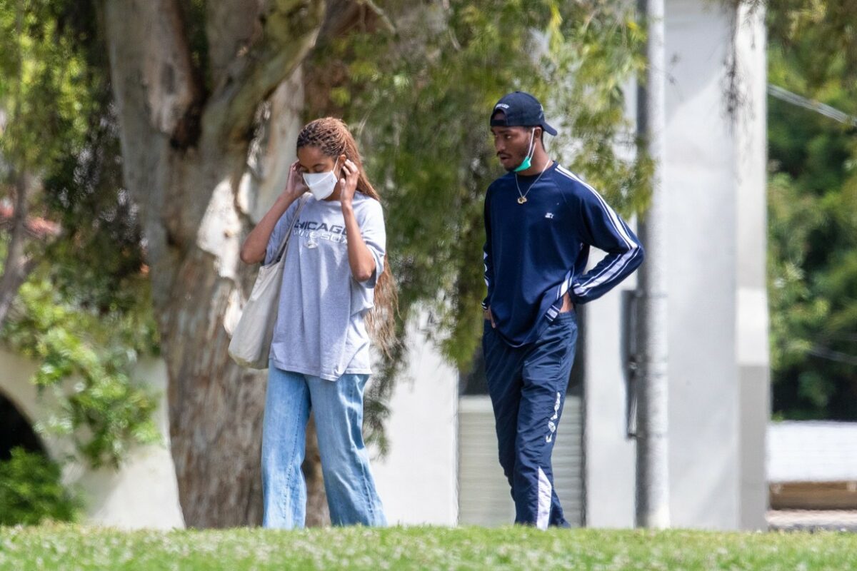Malia Obama, la plimbare în parc, cu masca pe față