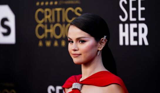 Selena Gomez, la Critics Choice Awards 2022, într-o rochie roșie