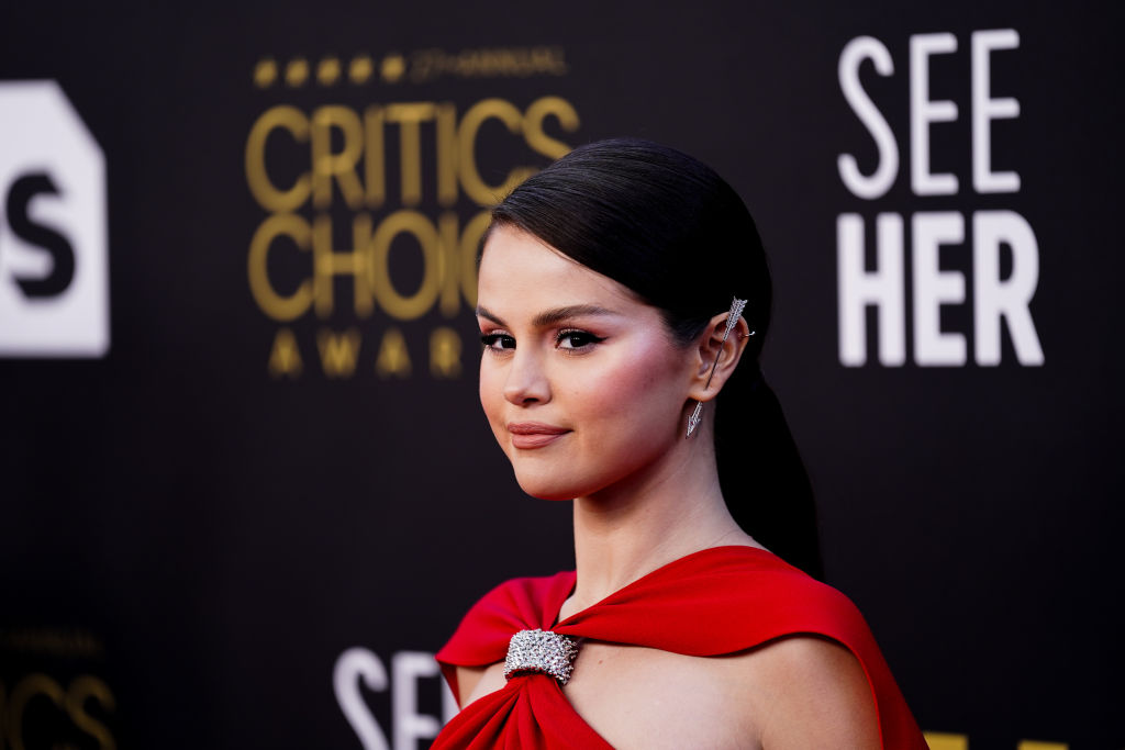 Selena Gomez, la Critics Choice Awards 2022, într-o rochie roșie