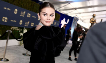 Selena Gomez, într- rochie neagră, lungă, din catifea, la un eveniment din Santa Monica