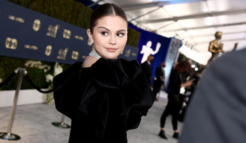 Selena Gomez, într- rochie neagră, lungă, din catifea, la un eveniment din Santa Monica