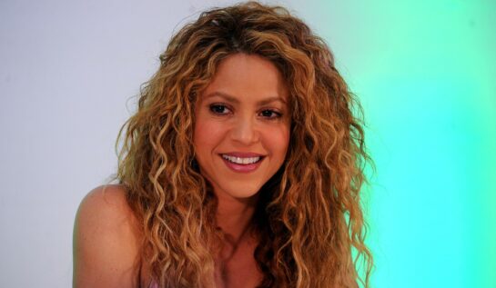 Shakira și-a etalat formele la plajă într-un costum de baie galben. Artista se distrează alături de copii în Ibiza