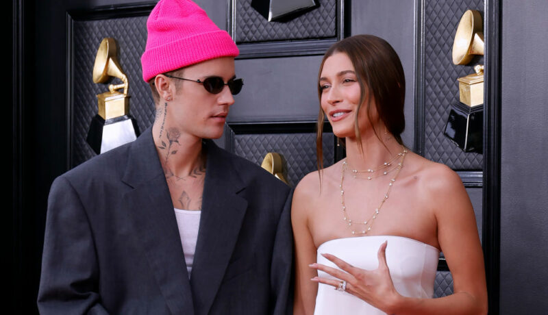 Justin și Hailey Bieber la Premiile Grammy 2022, în timp ce glumesc unul cu celălalt