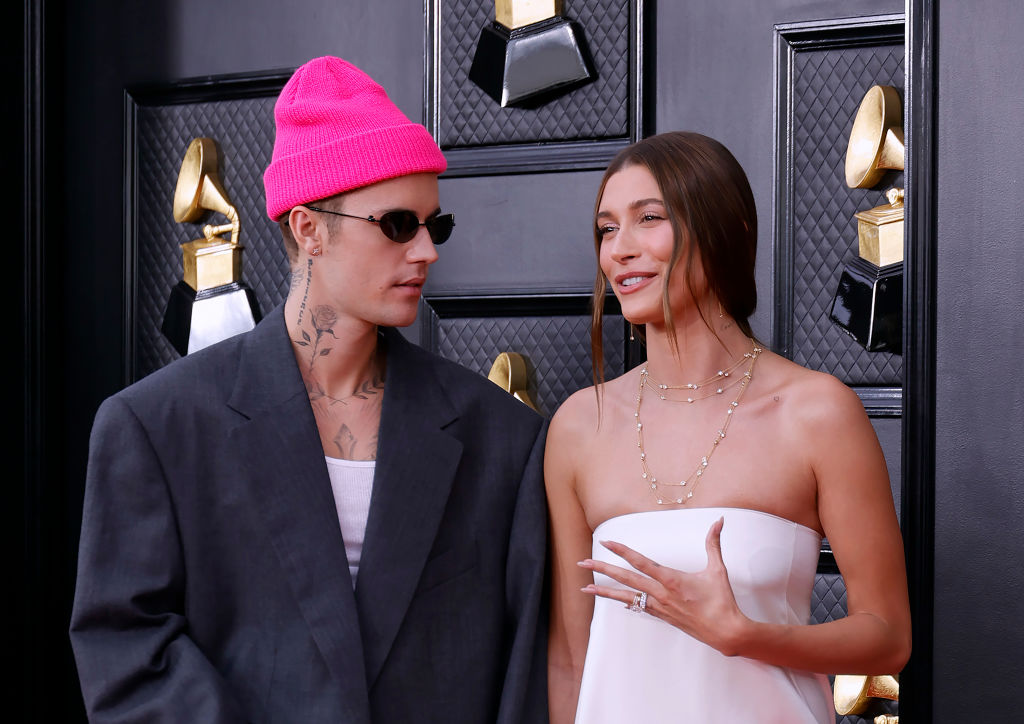 Justin și Hailey Bieber la Premiile Grammy 2022, în timp ce glumesc unul cu celălalt